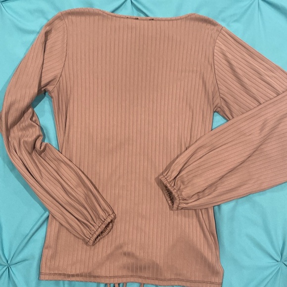 Day trip from Buckle
XS
Adjustable tie on bottom 
Excellent condition - Picture 2 of 2